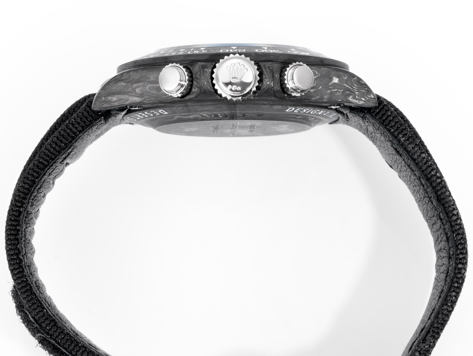 Seitenansicht der Rolex Daytona Replica mit Carbon-Gehause, Krone und Chronographen-Druckern
