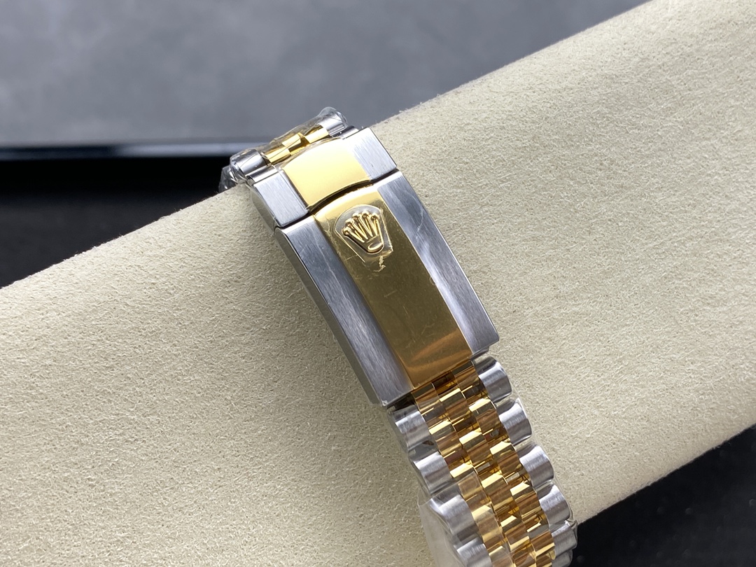 Two tone Jubilee bracelet clasp detail on Datejust replica watch