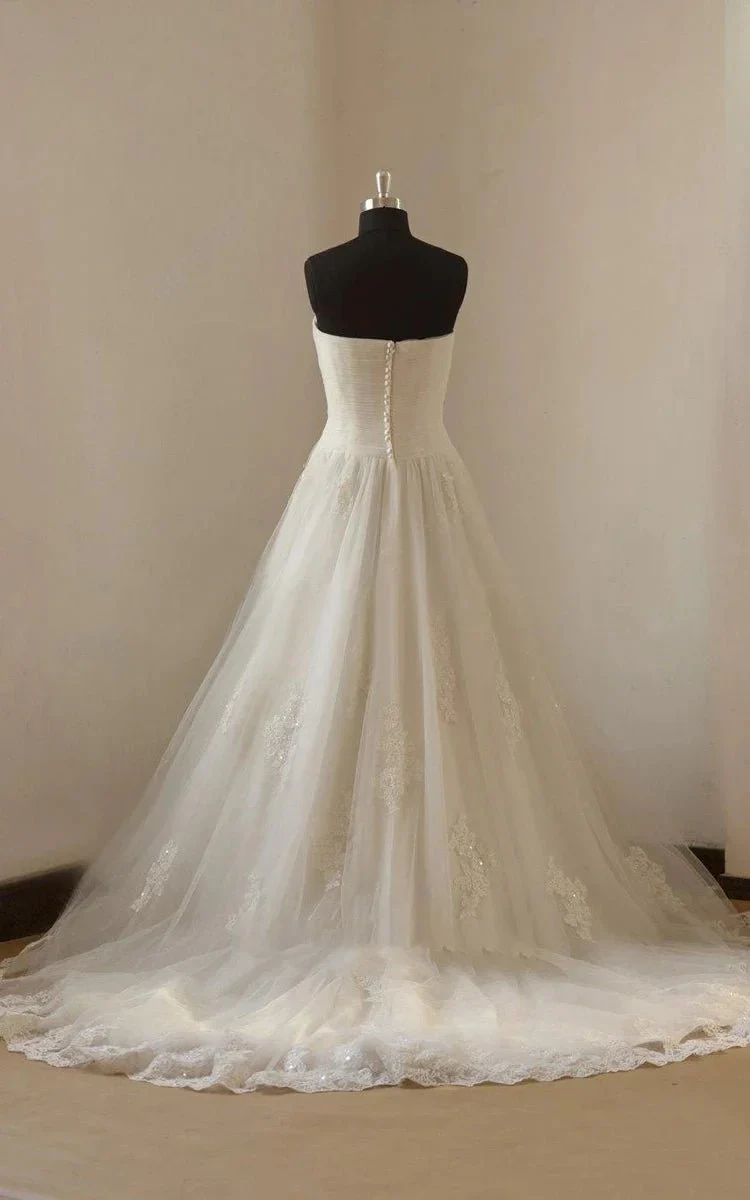 Romantic A Line Lace Appliques Sweetheart Neckline Sleeveless Wedding Dress