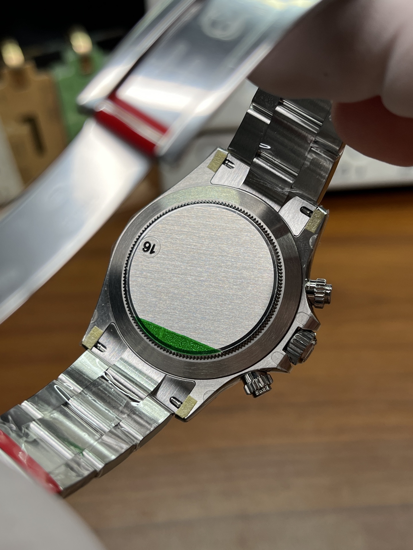 Rolex Daytona replica caseback and bracelet finishing