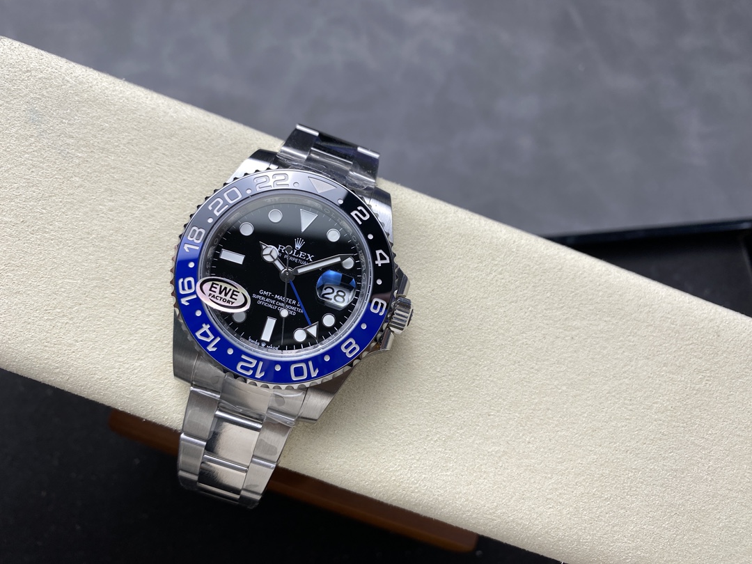 Rolex GMT Master II replica EWE factory su supporto in pelle con quadrante nero e lunetta blu