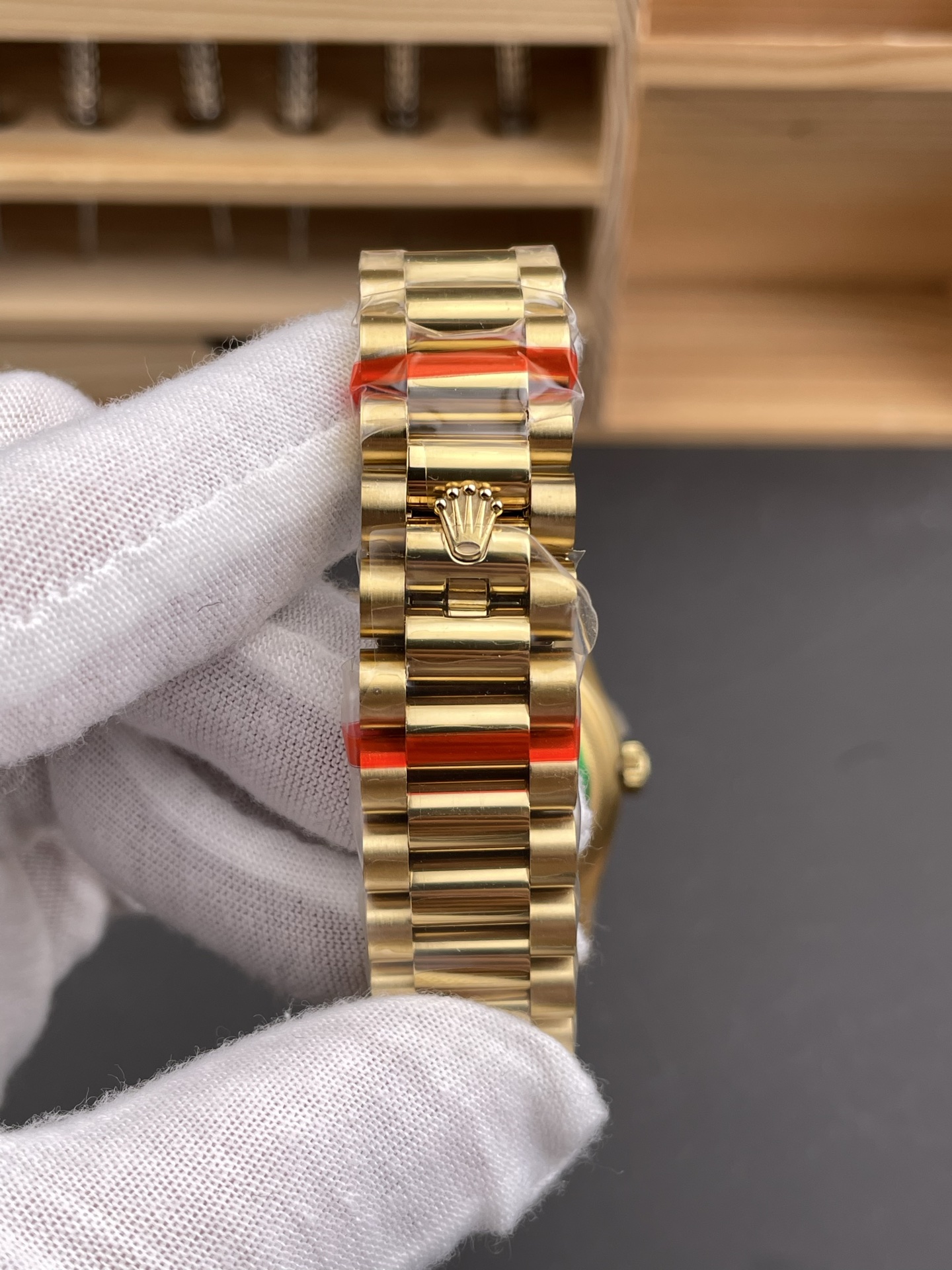 Rolex Day-Date replica 3255 bracelet clasp detail yellow gold finish