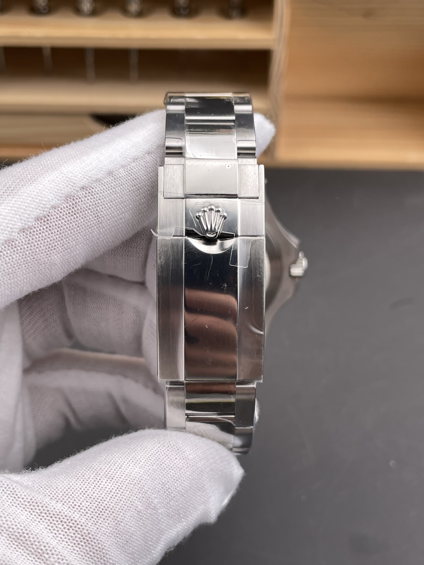 Rolex Yacht-Master replica clasp detail showing bracelet finishing and crown logo