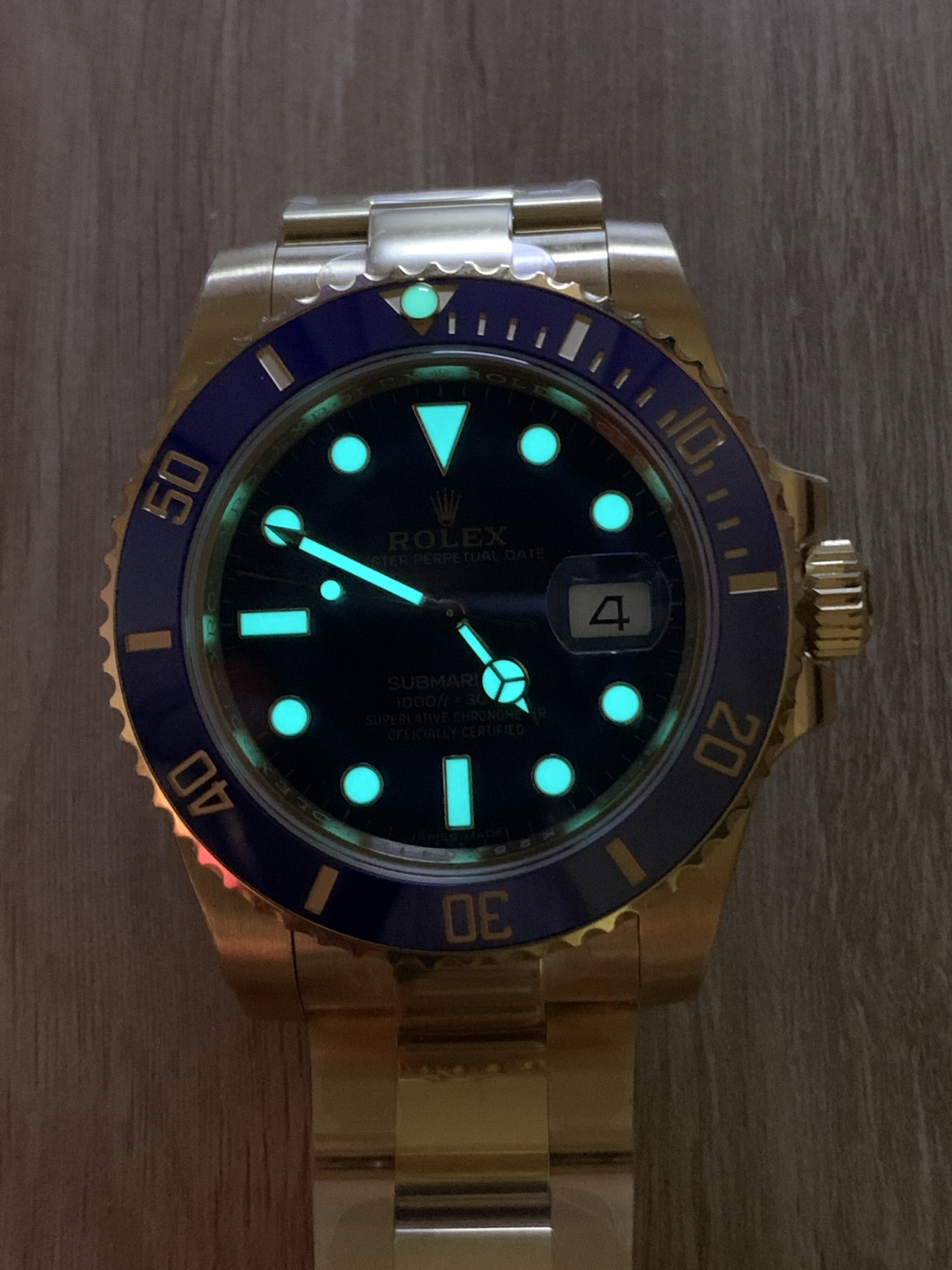Nahaufnahme des Zifferblatts im Dunkeln mit Super-LumiNova Leuchtmasse auf Indizes und Zeigern der Rolex Replika