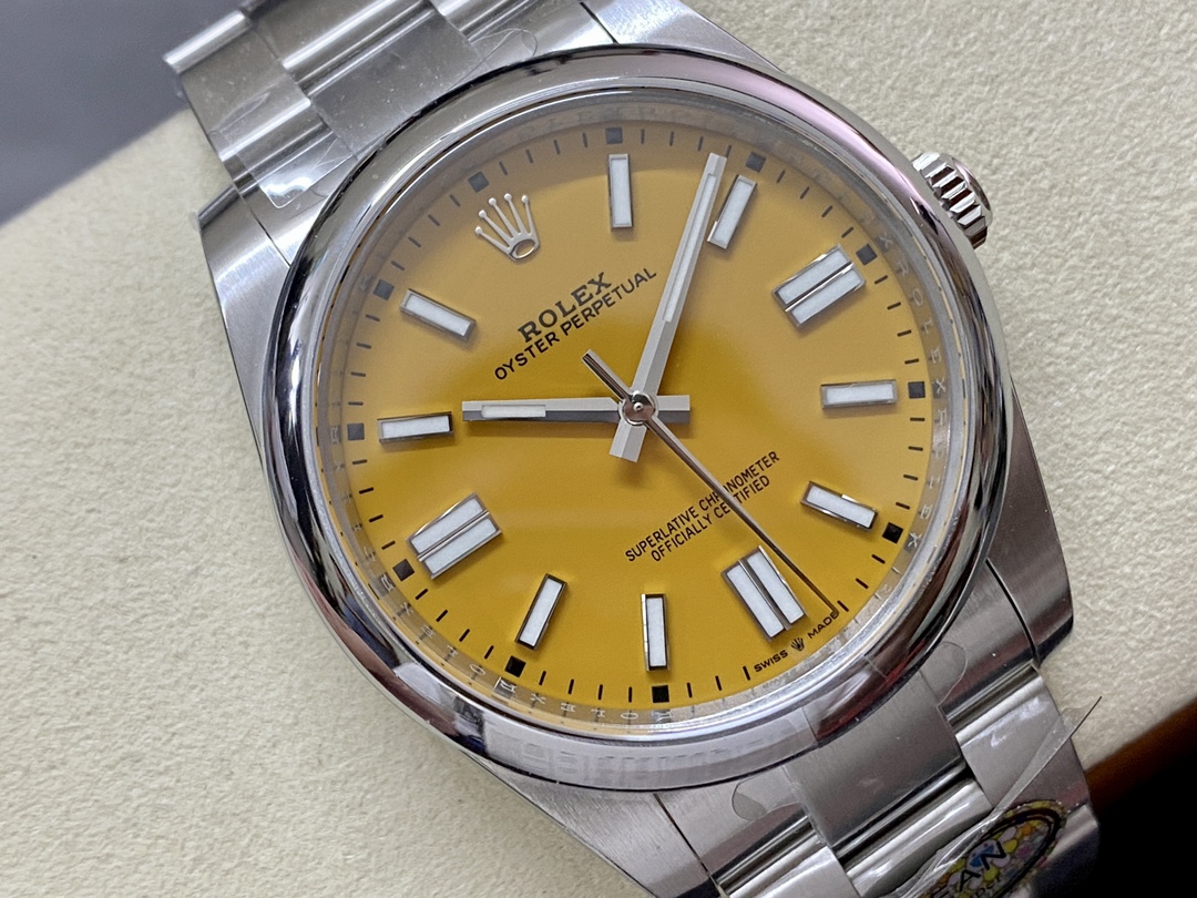 Rolex falso esfera amarilla - detalle macro del dial y ?ndices