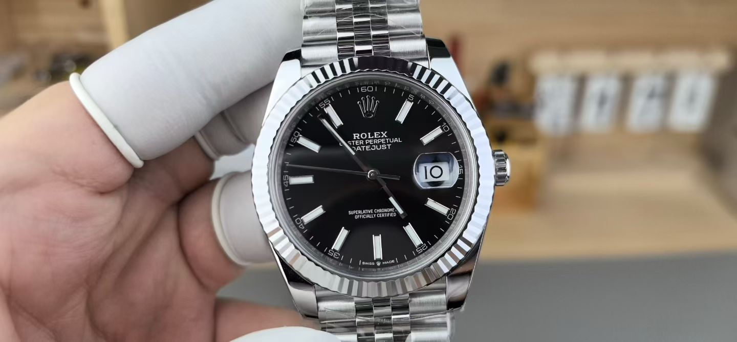 Rolex replique Datejust cadran noir avec lunette cannelée et affichage date