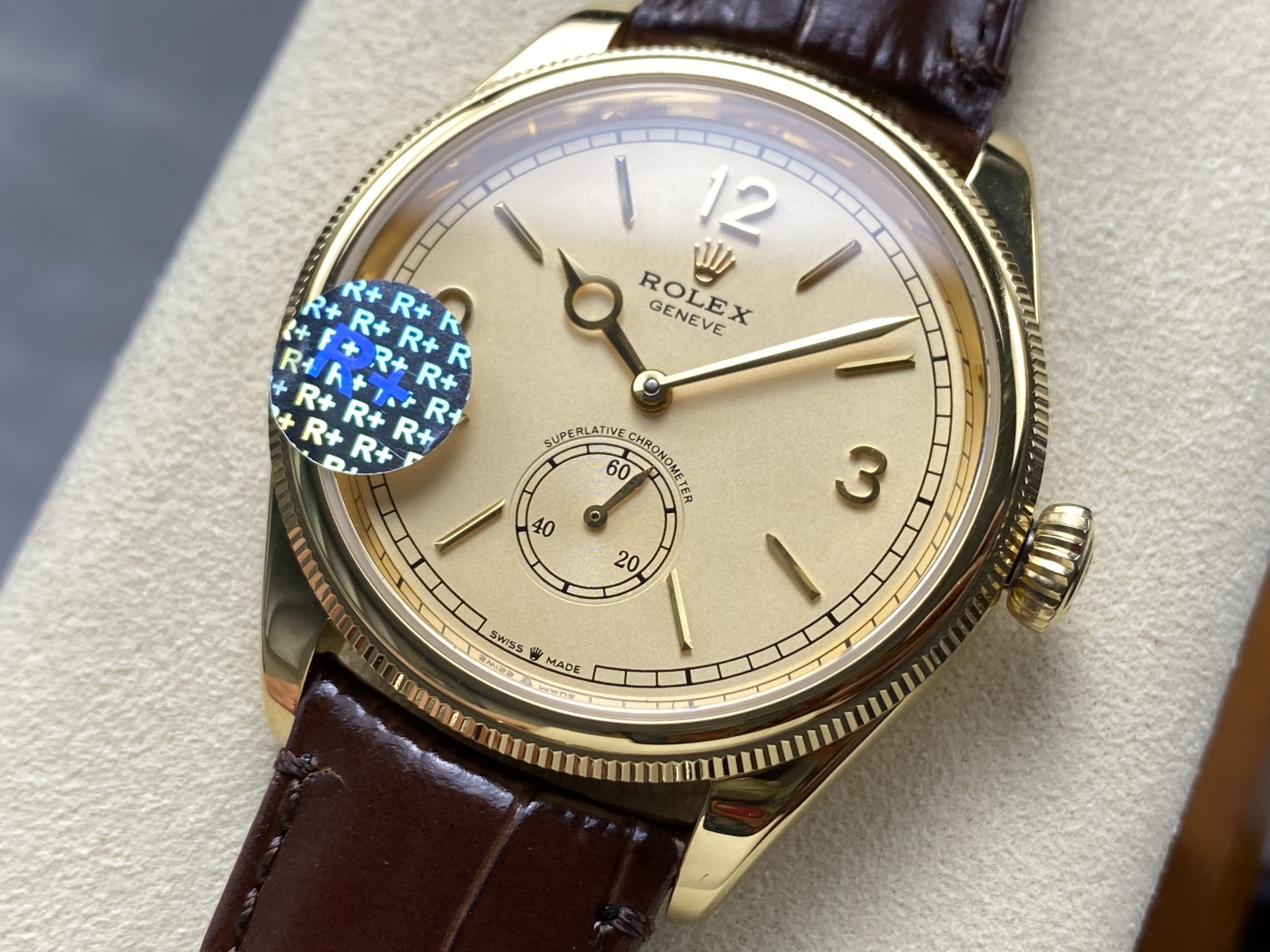 Nahaufnahme einer Rolex 1908 Replik mit kleiner Sekunde bei 6 Uhr, champagnerfarbenem Zifferblatt und goldfarbener geriffelter Lünette