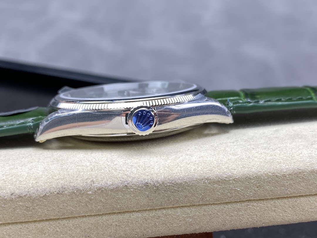 Replica Rolex case side profile with blue crown and fluted bezel