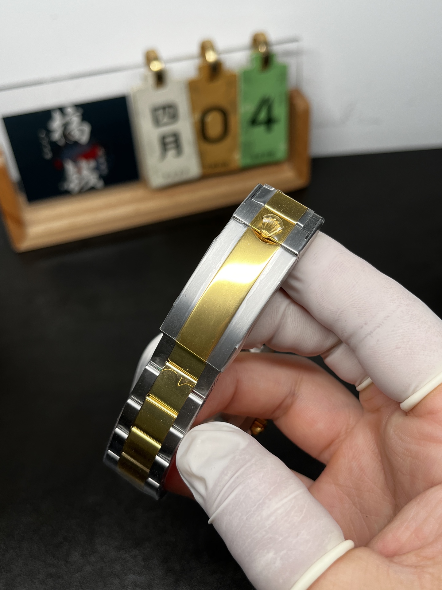 Détail du bracelet et de la boucle Oyster bicolore sur une rolex Replique Submariner