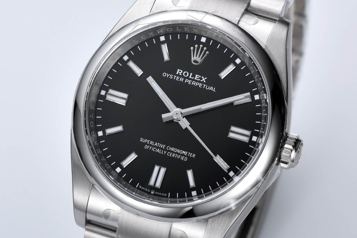 Quadrante nero del Rolex Oyster Perpetual replica, con dettaglio delle lancette e degli indici luminosi