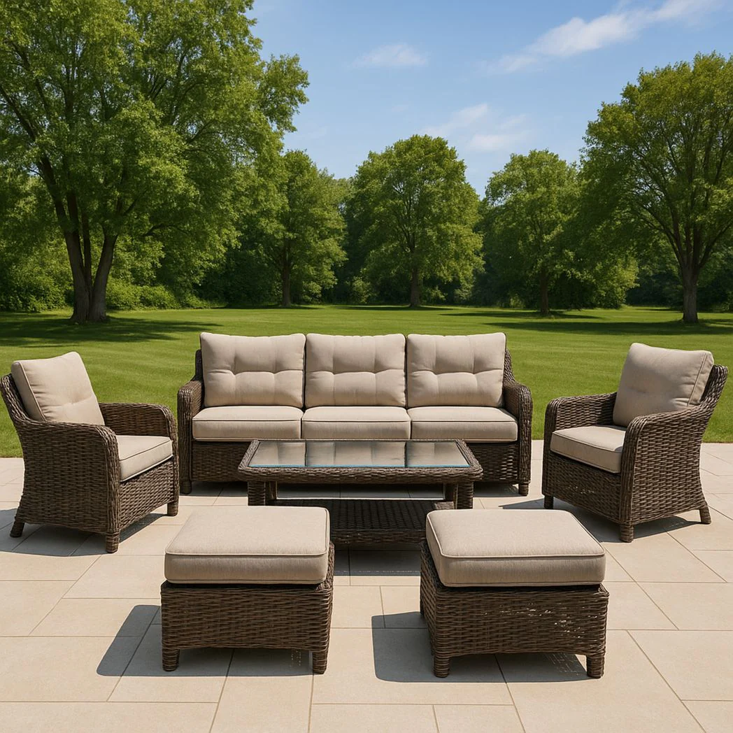 Ensemble de Mobilier de Jardin en Résine Tressée Brun avec Coussins Beige, Comprenant un Canapé, Fauteuils, Table Basse et Poufs