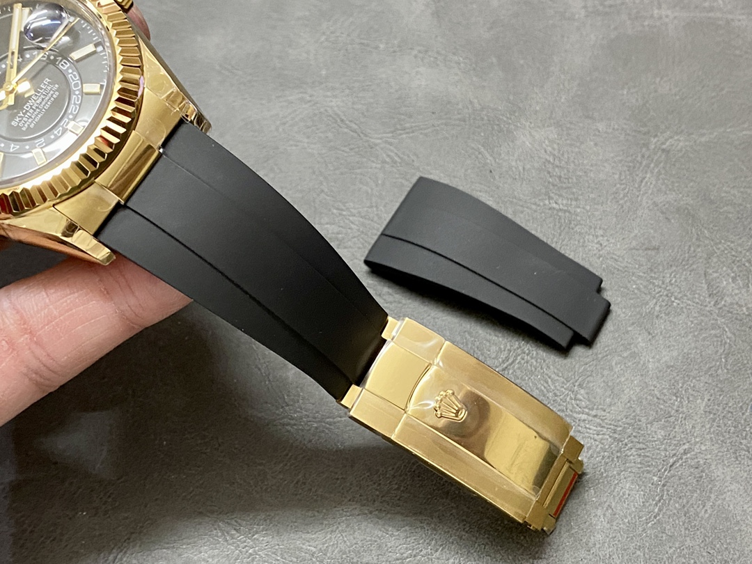 Detalle del cierre y la correa Oysterflex de un Rolex Sky-Dweller super clon en oro amarillo.