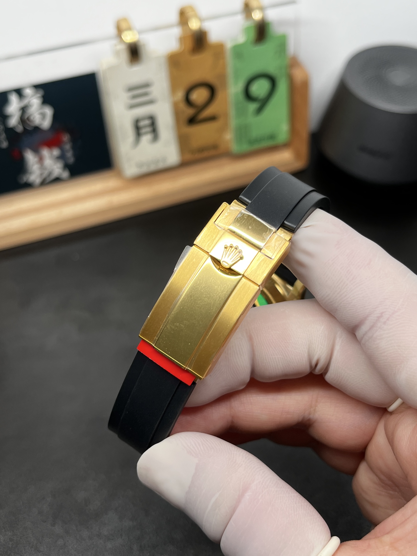 Rolex Daytona replica Oysterflex clasp detail in yellow gold