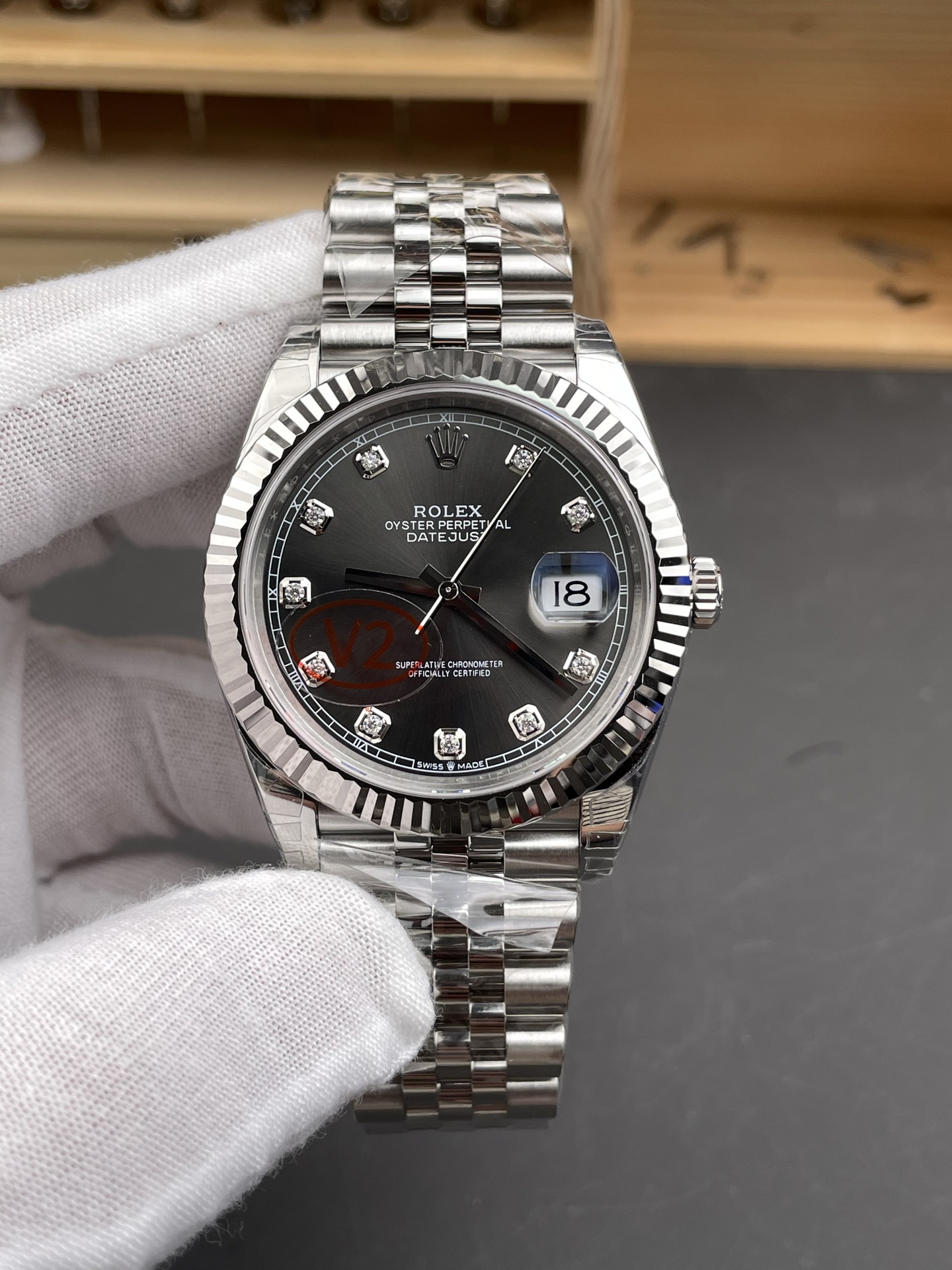 Rolex Replica Datejust mit grauem Zifferblatt, Diamantindizes, Jubilee-Band und geriffelter Lünette in Nahaufnahme