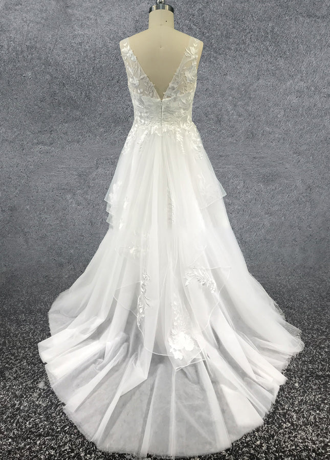 Charming A-line V-Neck Sleeveless Wedding Dress with Lace Appliques