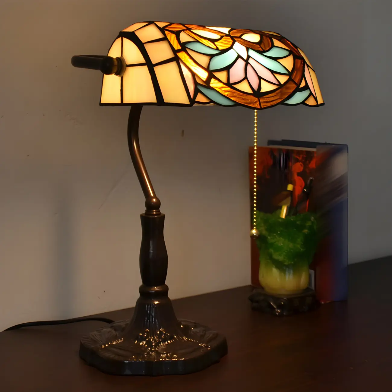 HomeyFad Retro Stained Glass LED Banker Table Lamp in Pull Chain