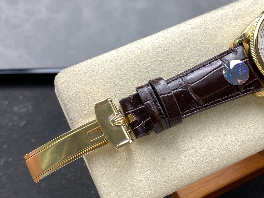 Clon Rolex de alta gama: precisión y estética clásica suiza 10 Detalle del cierre desplegable dorado con el logo Rolex y correa de piel