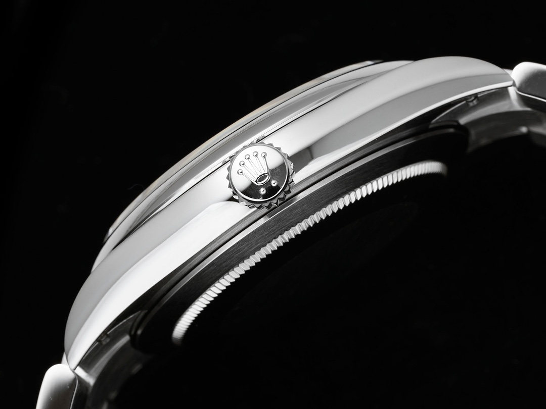 Rolex crown detail on replica case side