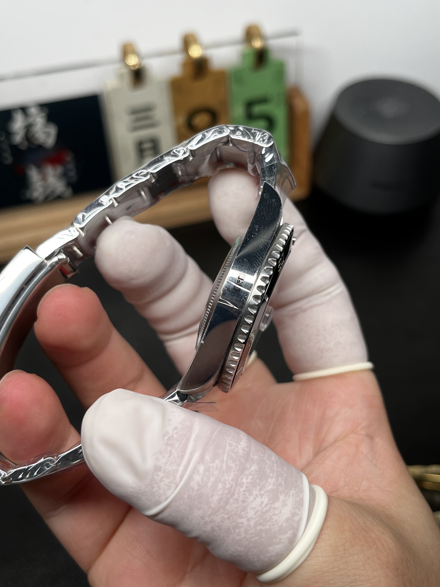 Rolex Submariner replica case thickness and side finishing close-up