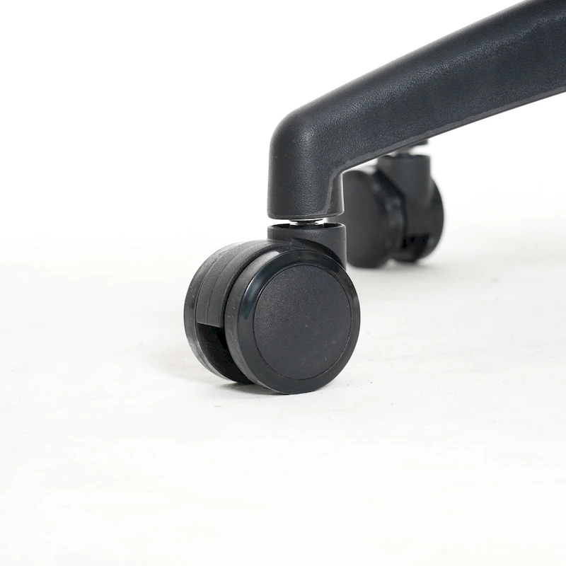 LeisureMod Hilton Modern High Back Leather Conference Office Chair