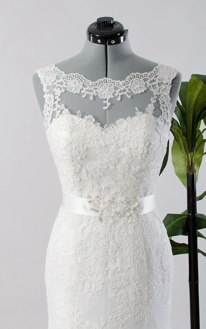 Mermaid Sleeveless Lace Appliques Backless Sexy Wedding Dress with Sash