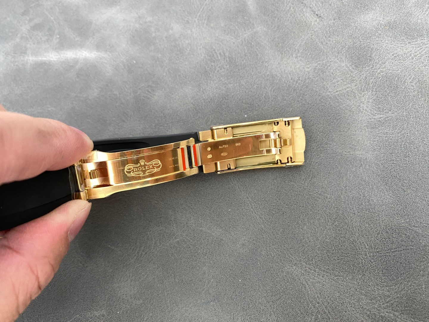 Détail du fermoir ouvert avec gravures précises sur une réplique Rolex