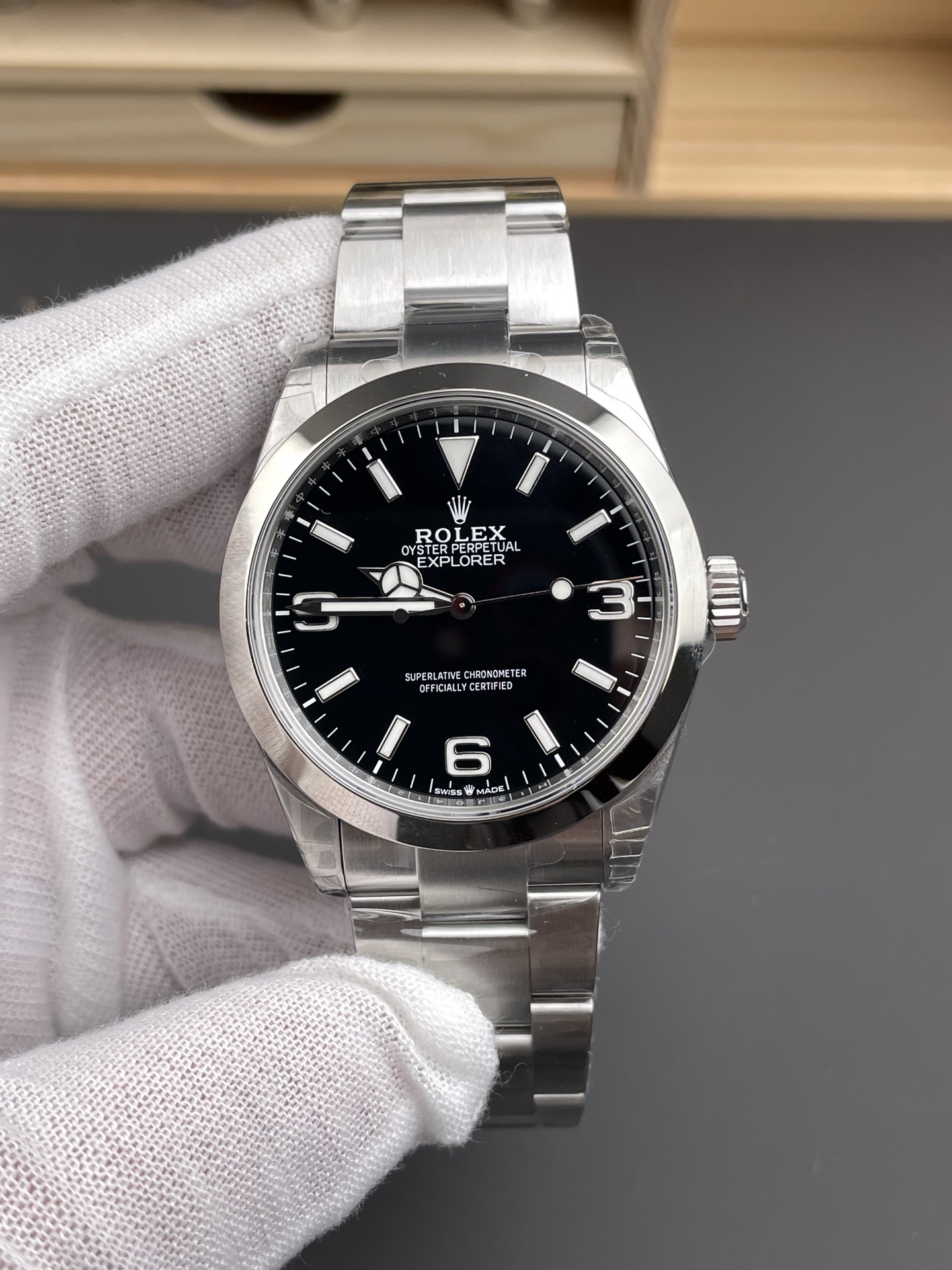 Rolex Explorer Replik mit schwarzem Zifferblatt, arabischen Ziffern und Oyster-Band in frontaler Nahaufnahme