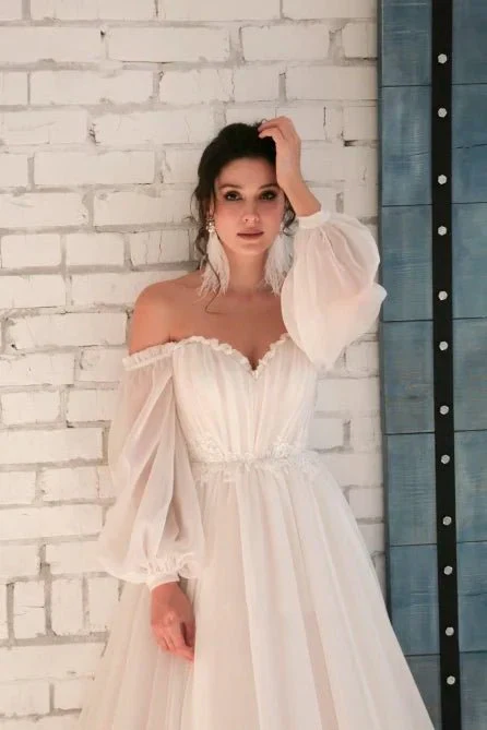Off-shoulder Sleeves Sweetheart Elegant Chiffon Wedding Dress with Appliques