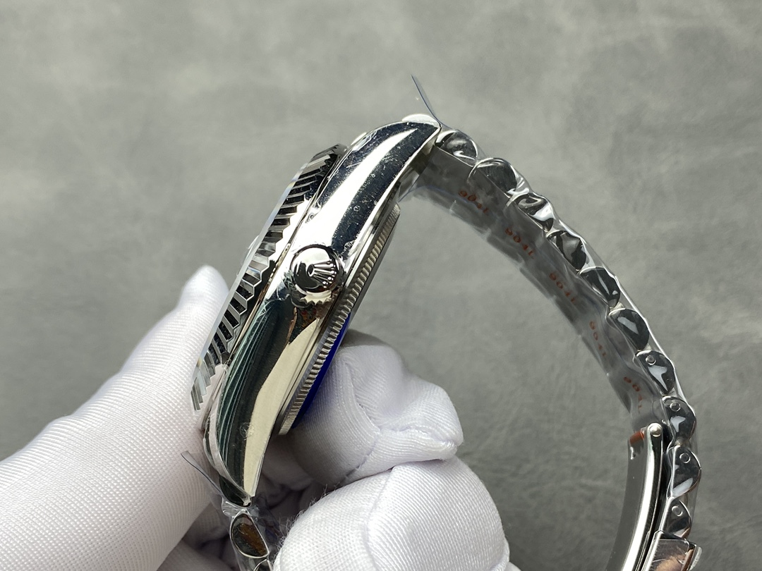 Perfil de la copia Rolex Sky-Dweller con corona y bisel fluted