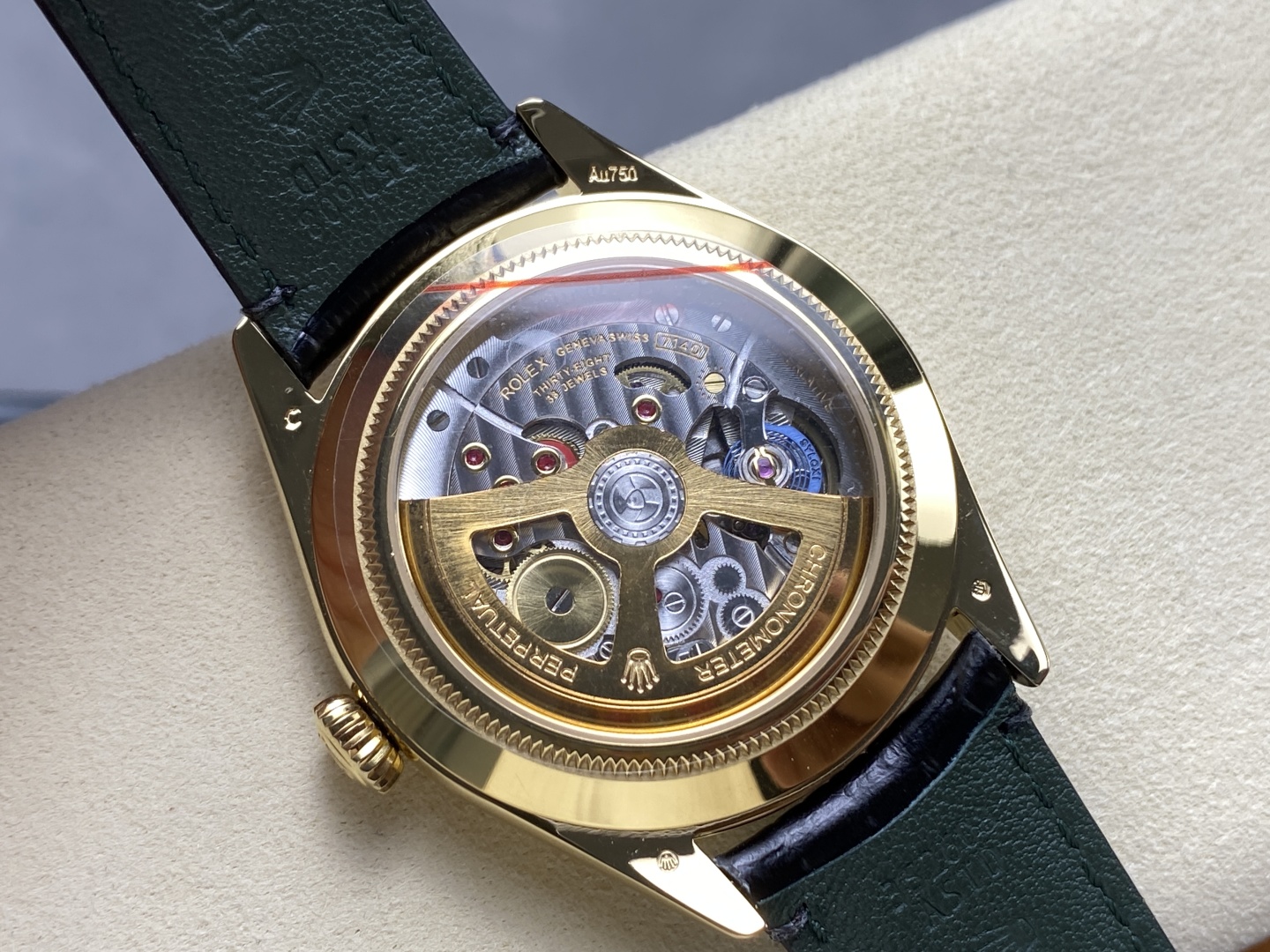 Rückseite der Uhr mit sichtbarem 7140 Clone Uhrwerk durch Saphirglasboden