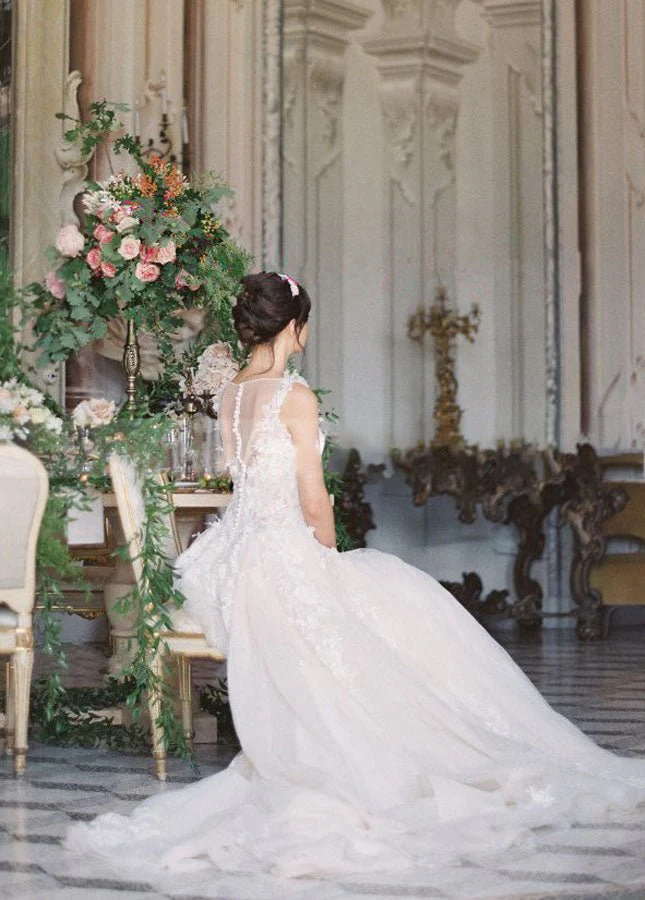 A-line Tulle Lace Appliques Princess Covered-Button Wedding Gown