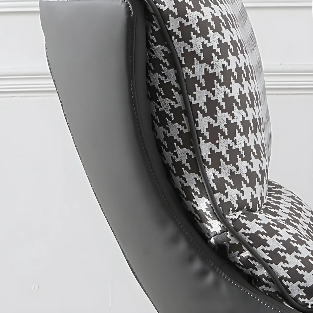 Modern Fabric Lounge Chair in Green with Cushioned Seat