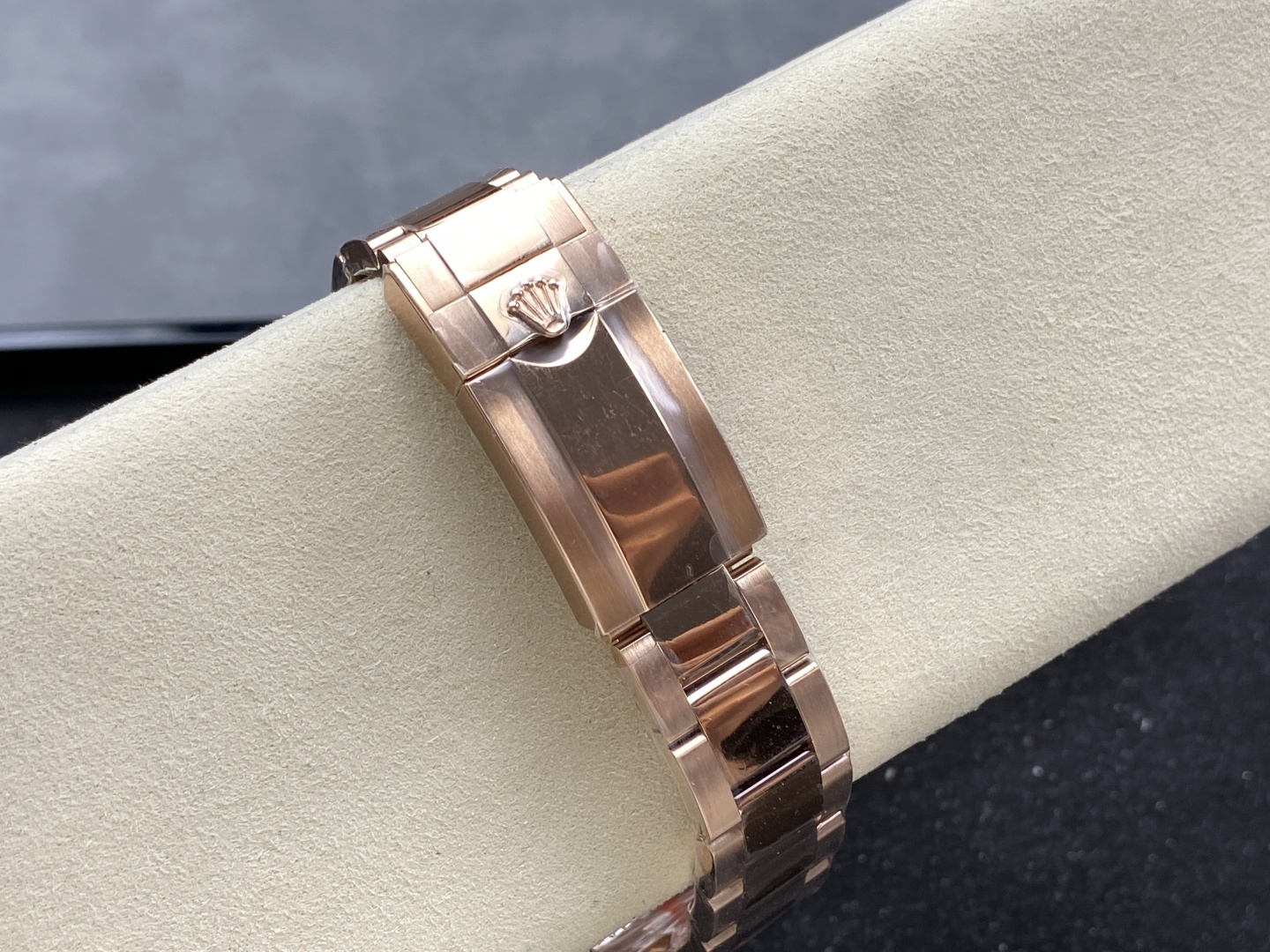 Nahaufnahme des Roségold Oyster Bracelets der Replik-Uhr mit Crown-Logo auf der Schließe