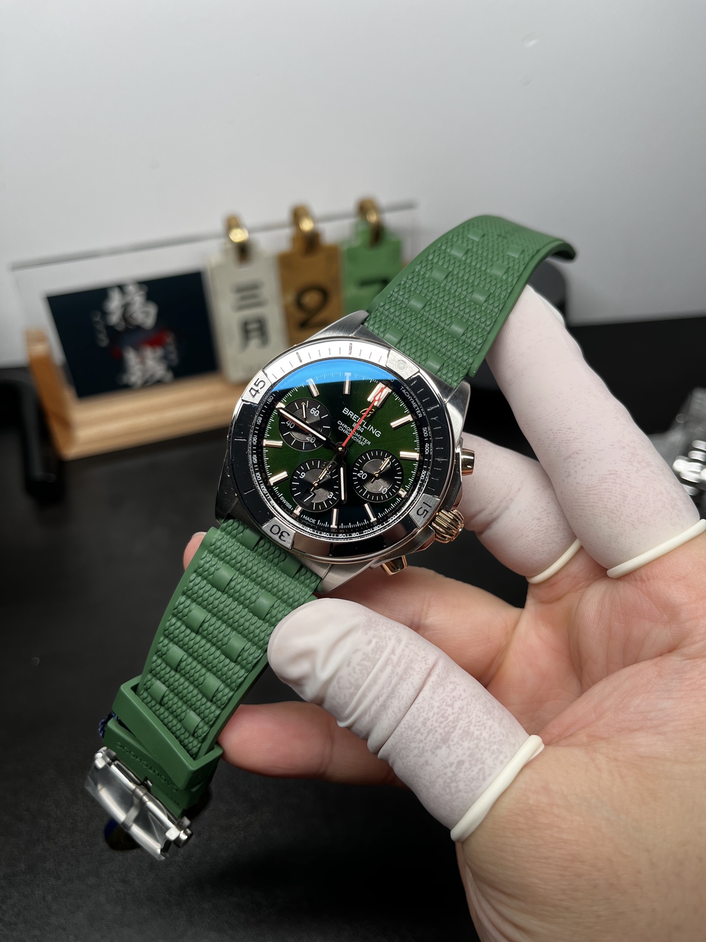 Breitling Chronomat replica green dial macro view