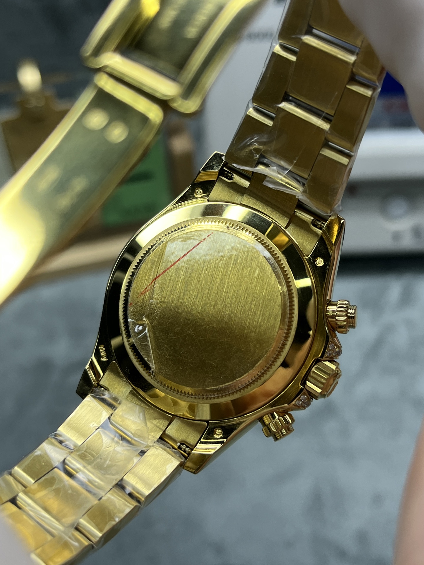 solid gold case back of replica rolex daytona with winding crown and pushers