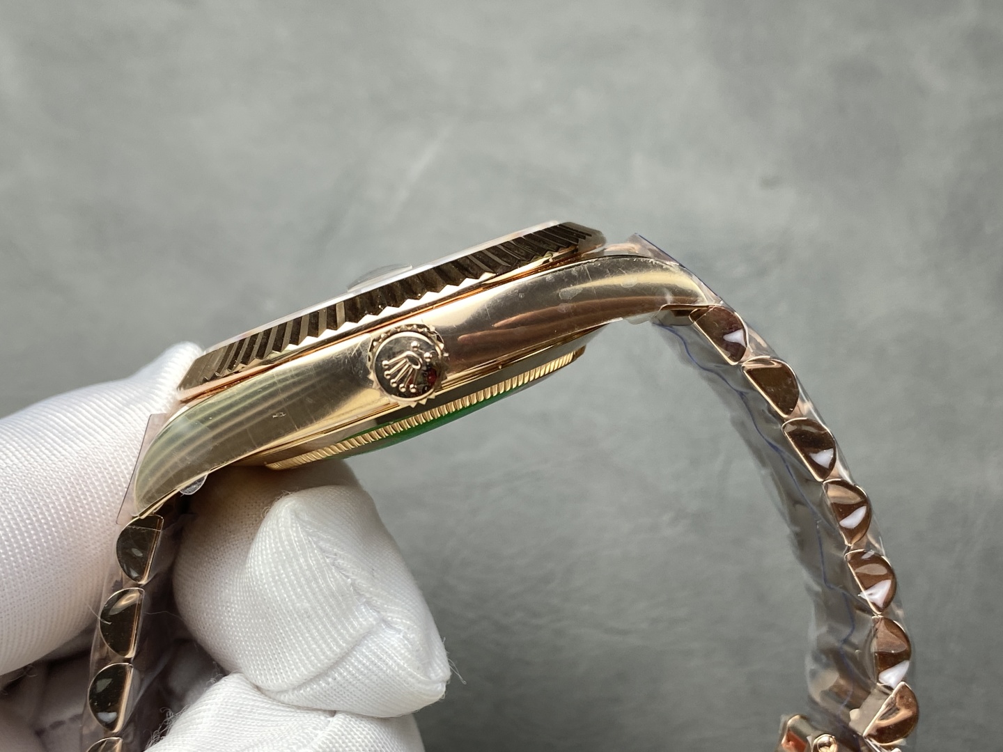 Side profile of rose gold Rolex Day-Date replica case and fluted bezel