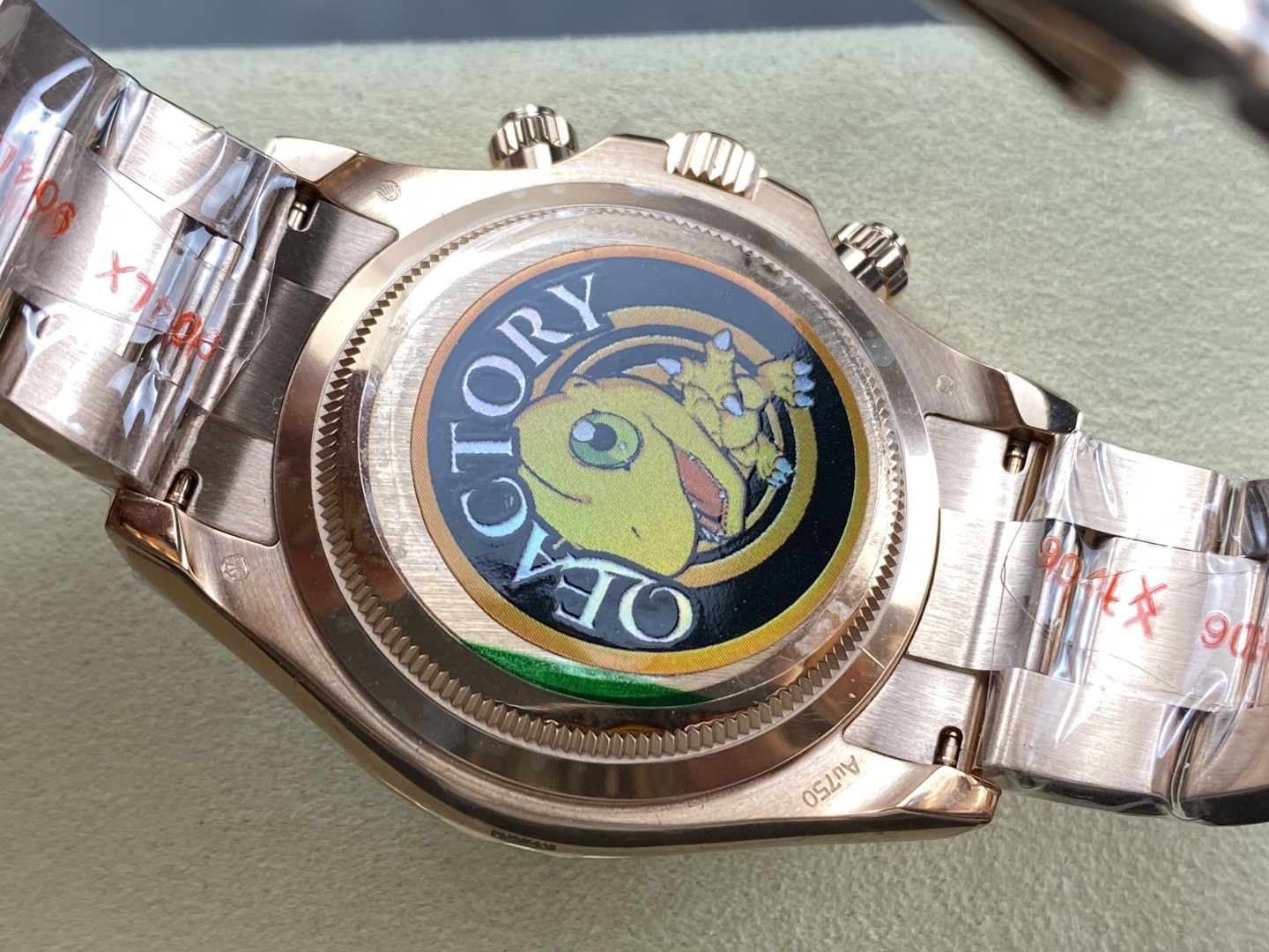 Rückseite der Rolex Replik mit transparentem Saphirglas und einzigartigem Aufkleber-Design