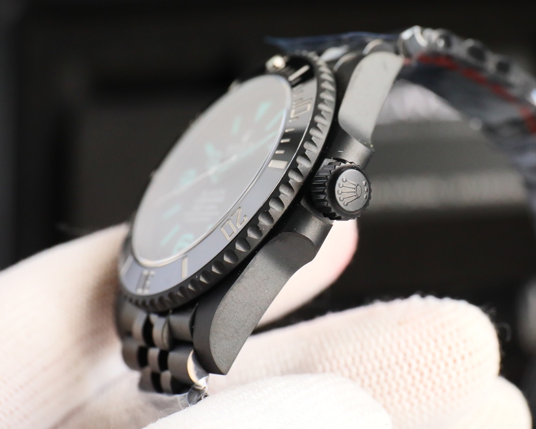 Rolex Submariner replica crown and case side view