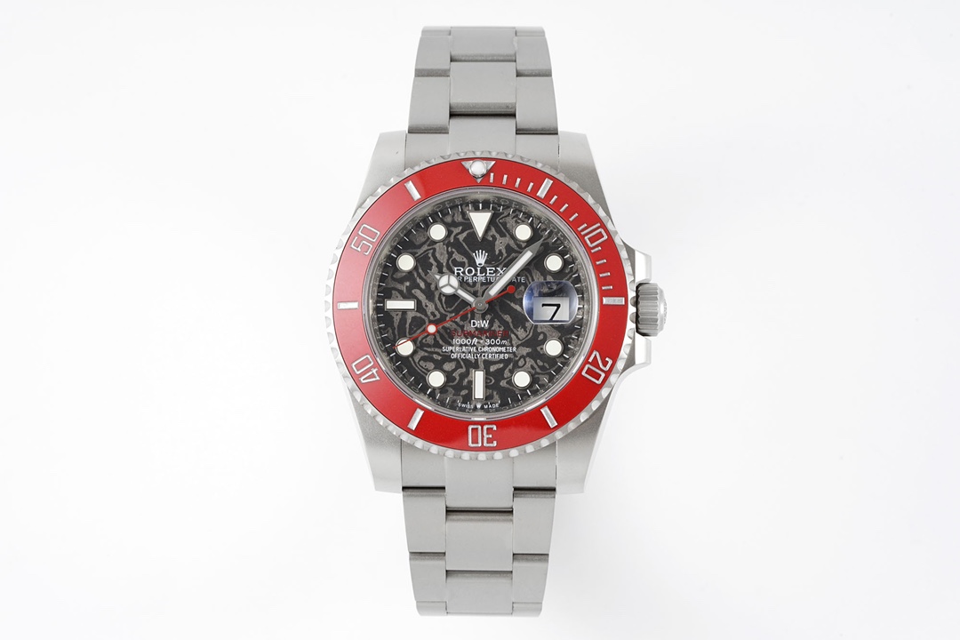 Vista frontal completa del reloj réplica Rolex Submariner red bezel
