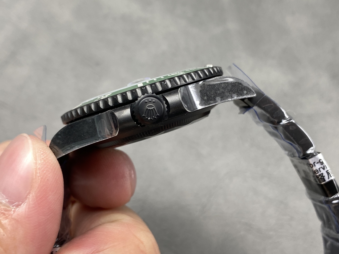 Profil de la replique Rolex avec couronne et protections