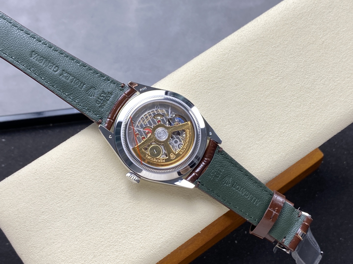 Movimento 7140 clone visibile attraverso il fondello in zaffiro della replica Rolex con rotore Chronometer Perpetual