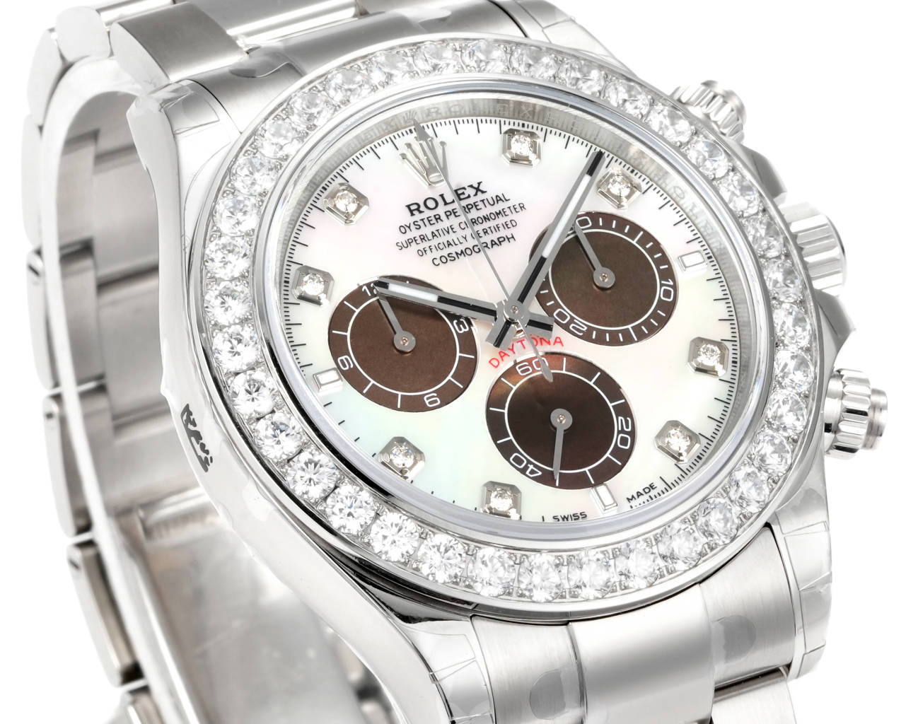 Quadrante di un super clone Rolex Daytona con lunetta in diamanti, fondo madreperla e sottocifre marroni.