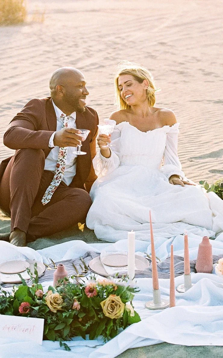 Off-shoulder Sleeves Sweetheart Elegant Chiffon Wedding Dress with Appliques