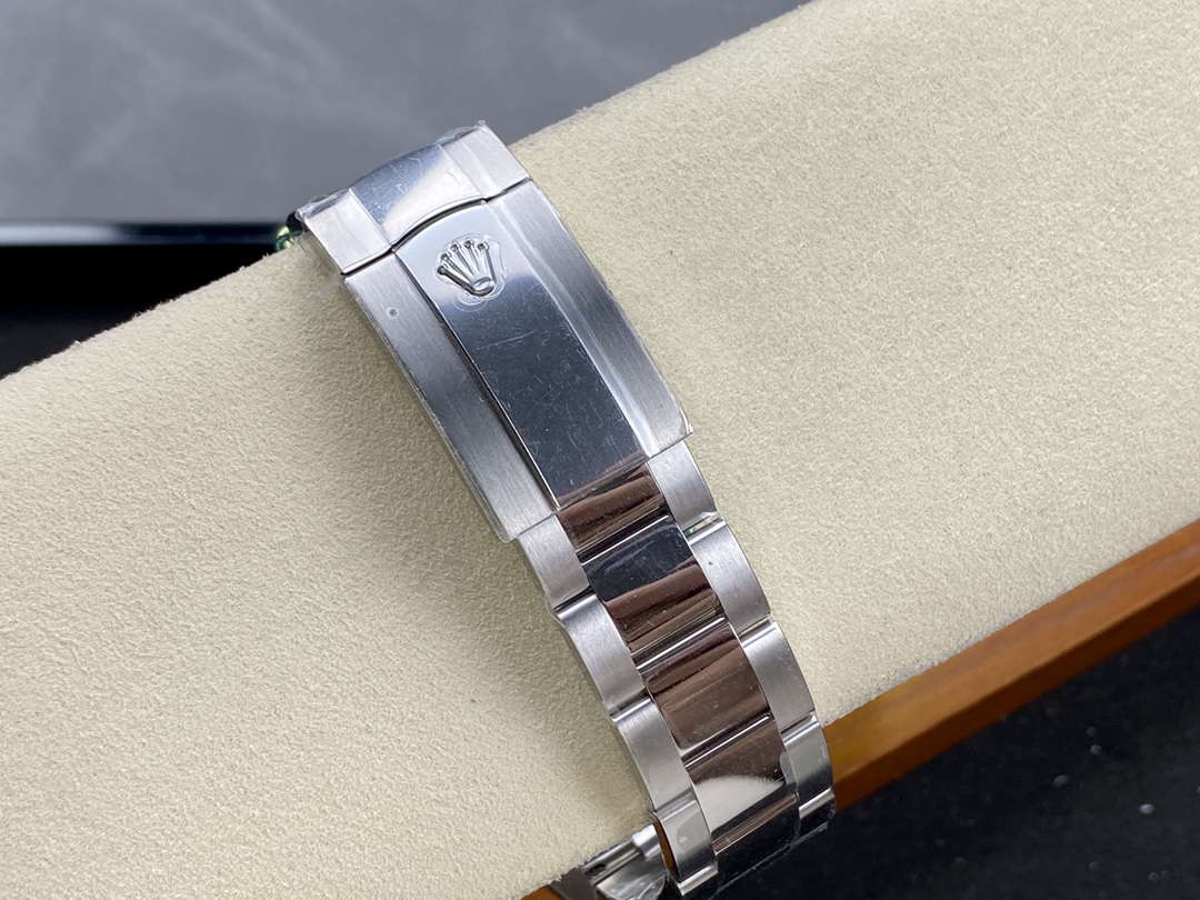 Replica bracelet clasp with Rolex crown engraving