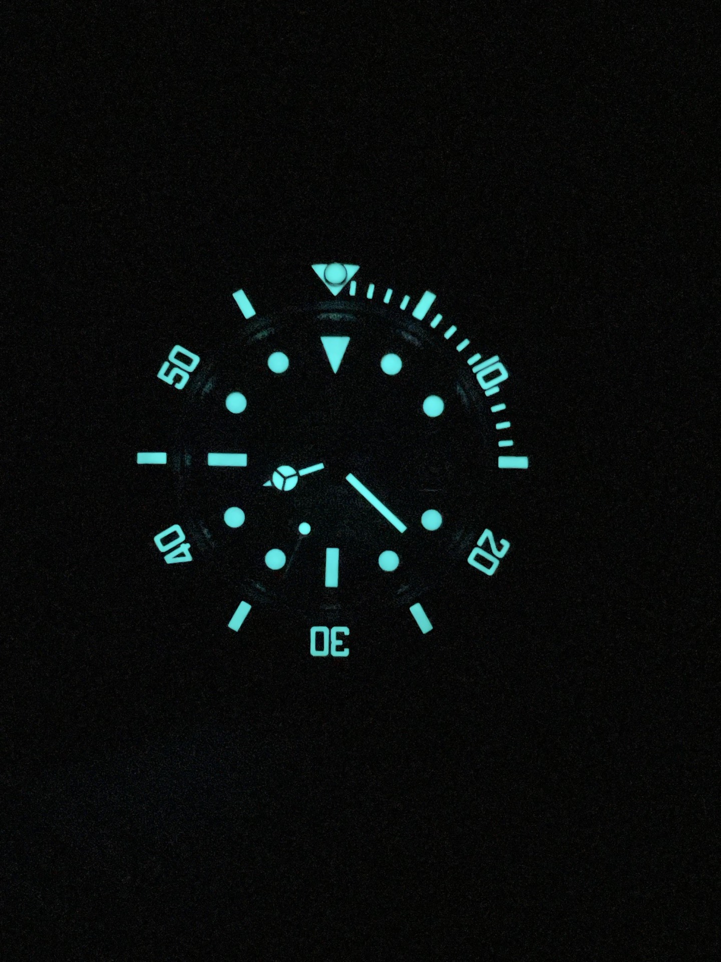 Lume intense de la réplique Rolex Submariner dans l'obscurité - indices et aiguilles bleus