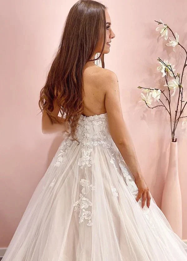 Classic Sweetheart A-line Sleeveless Appliqued Tulle Wedding Dress