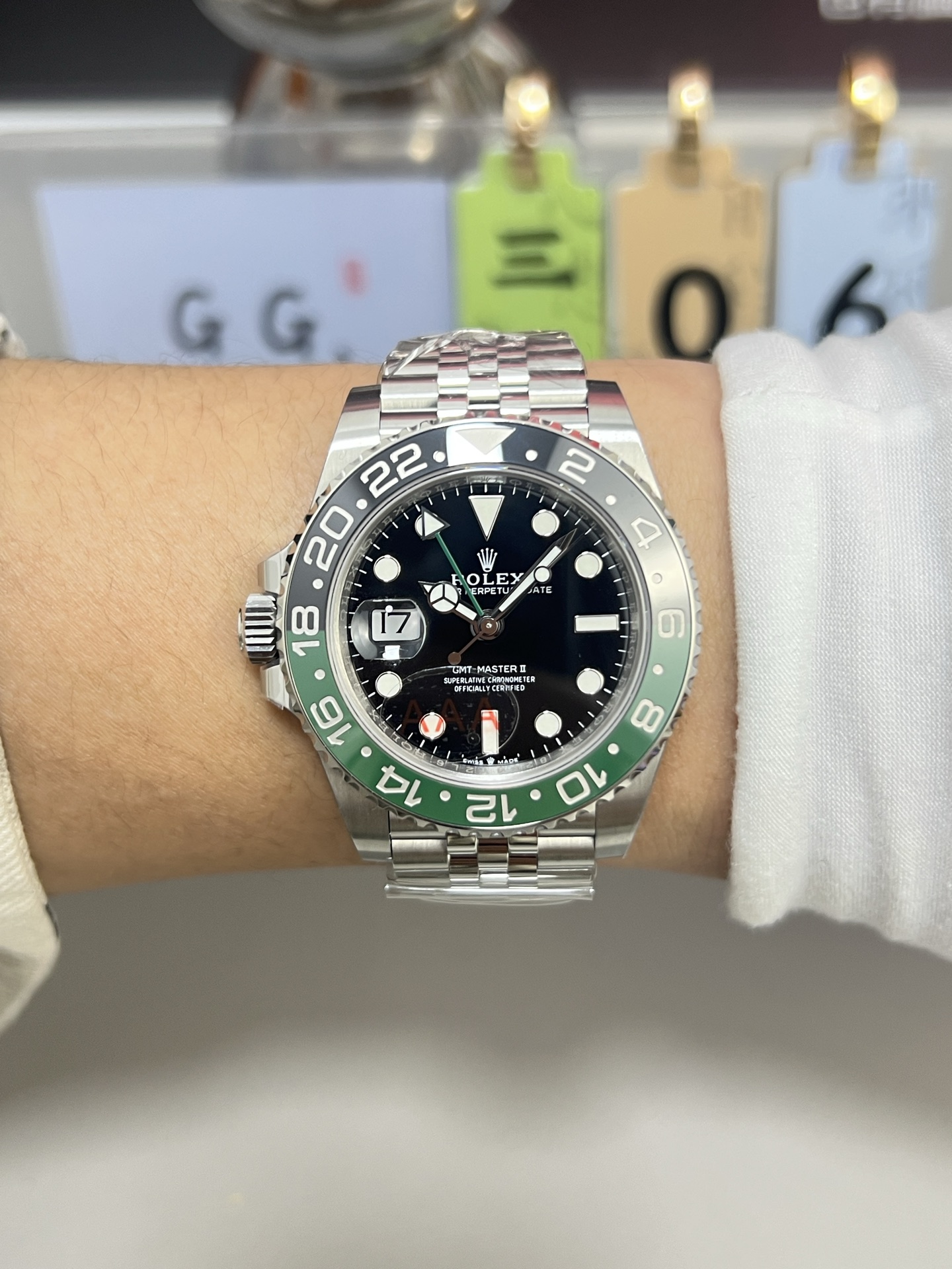 Montre Rolex GMT-Master II portée au poignet avec lunette verte et noire et bracelet jubilé