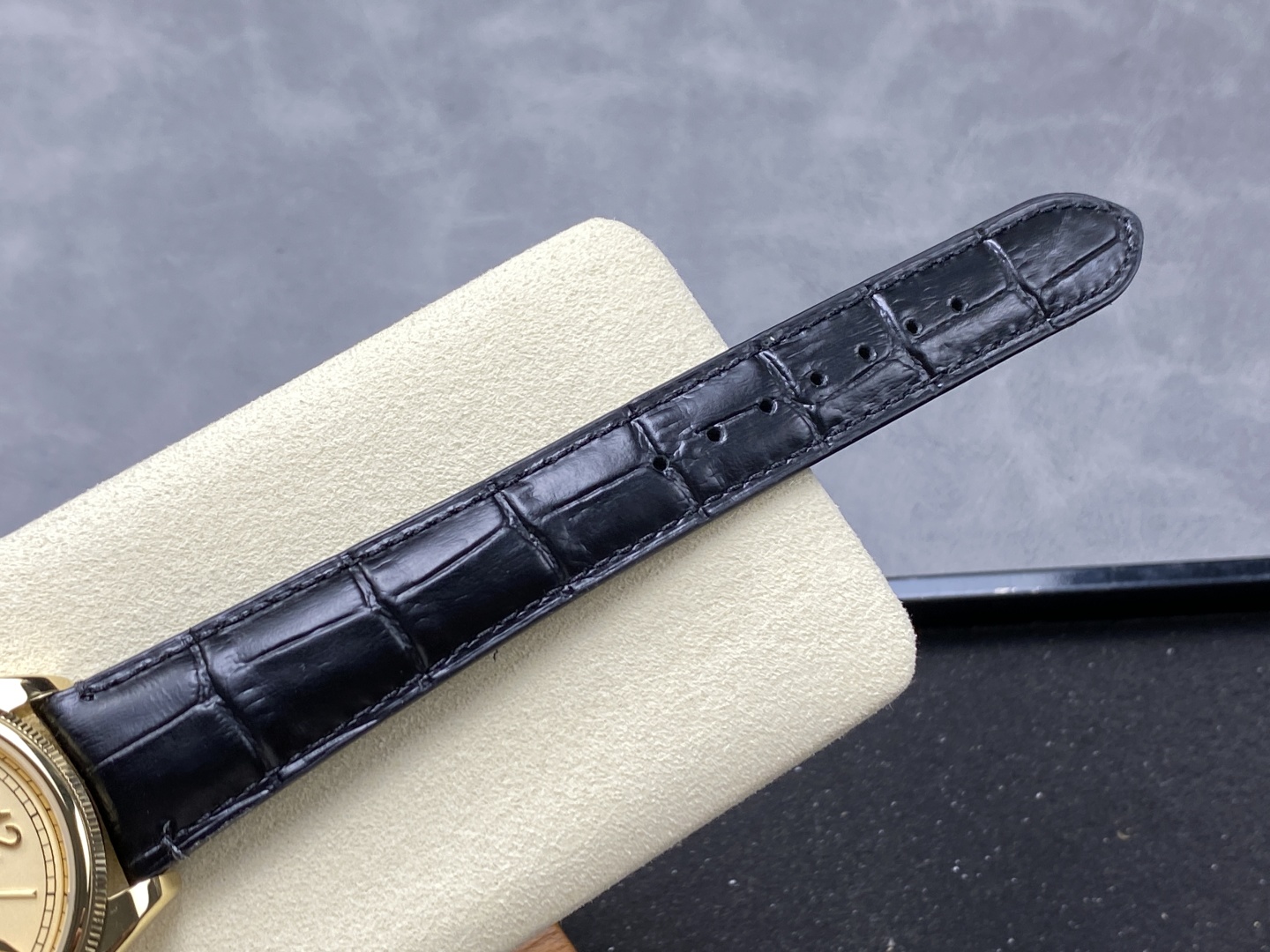 Detail des schwarzen Alligator Lederarmbands mit Naht