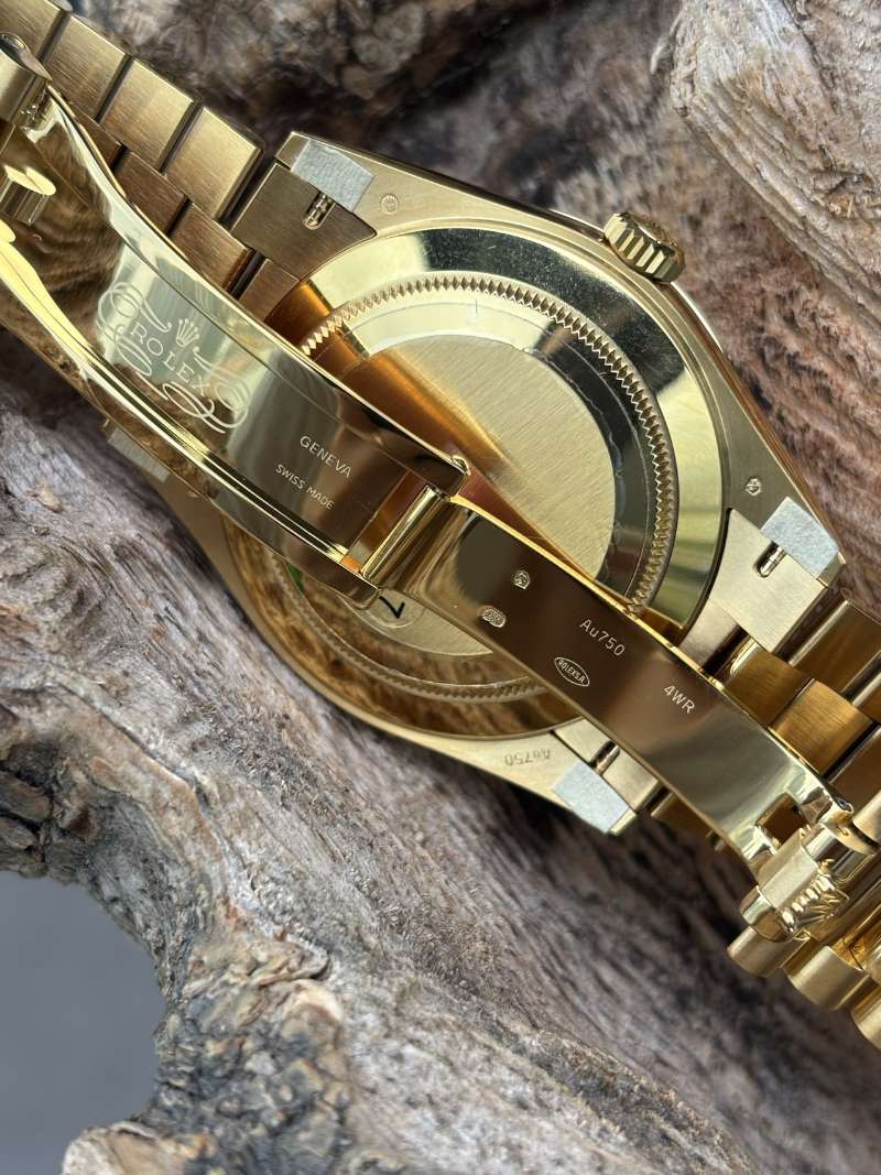 Rolex Day-Date replica 3255 yellow gold back case and clasp detail