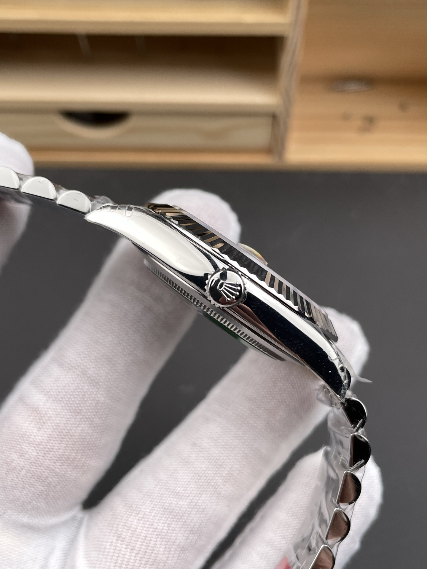 Side profile of Datejust rolex clone case showing polished mid case crown and fluted bezel thickness